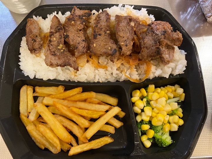 ステーキハウス松木小平店のお持ち帰りの「サーロイン焼肉ステーキ弁当」