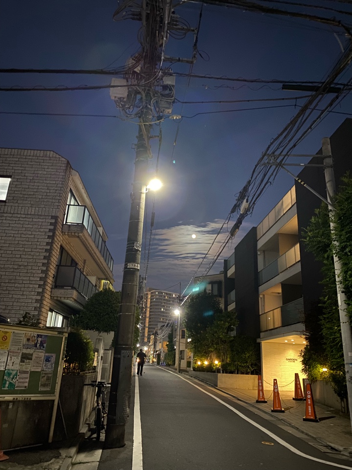 原宿で見た月夜