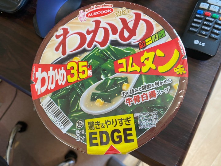エースコック EDGE（驚き＆やりすぎわかめ3.5倍 コムタン味（牛骨白湯スープ））わかめラーメン  