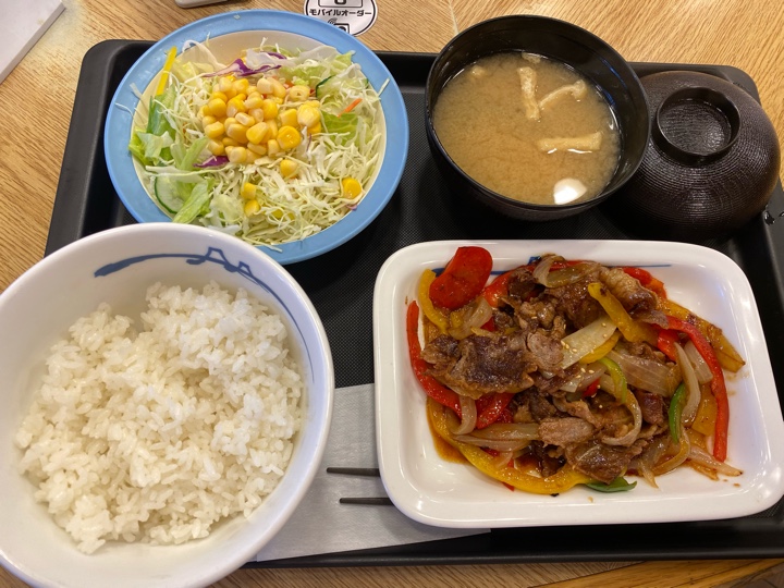 松屋 新宿3丁目店で青椒肉絲定食（ちんじゃおろーすていしょく）