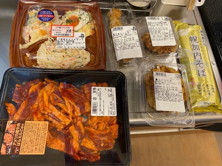 3種類のサラダセット（カニ風味サラダ、ポテトサラダ、スパゲッティサラダ）、アメリカ産牛肉ばらカルビ焼肉用味付（大）、磯辺風ちくわ天、エビかき揚、鶏唐揚げ、幌加内そば