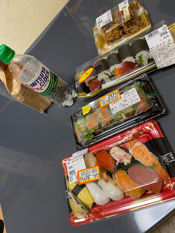 イトーヨーカドーで買ってきたパック寿司や総菜、マクドのフライドポテト等