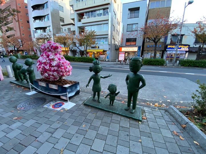 桜新町駅前のサザエさん像と花で作られたサザエさん
