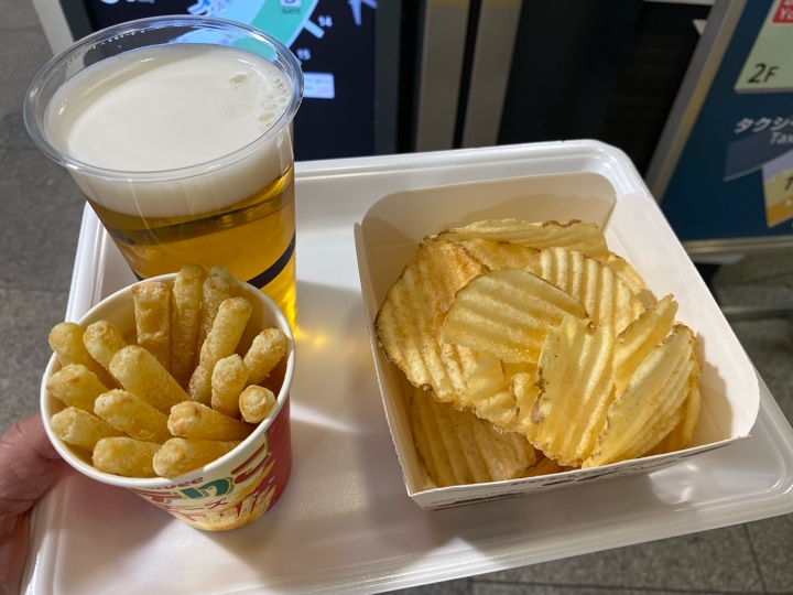 カルビープラス新千歳空港店でポテりこチーズ、ポテトチップス北海道バター味、生ビール（サッポロクラシック）