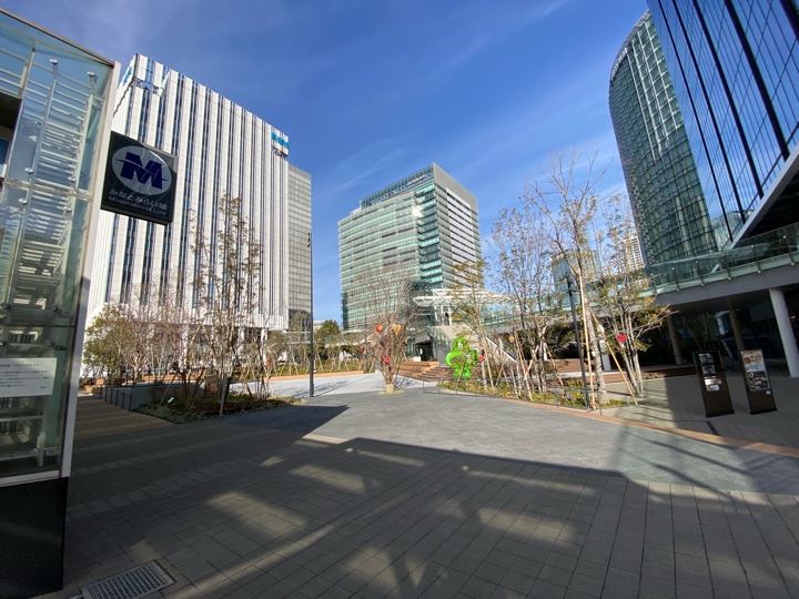 新高島駅前(地上)
