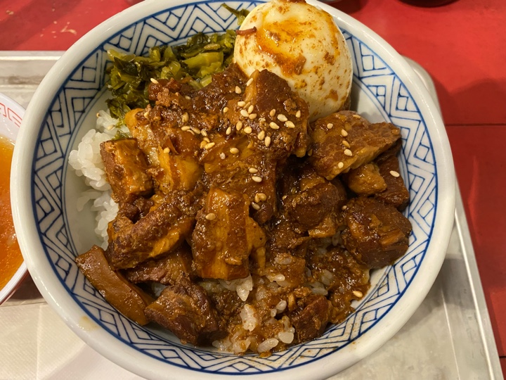 屋台の魯肉飯（るーろーはん）