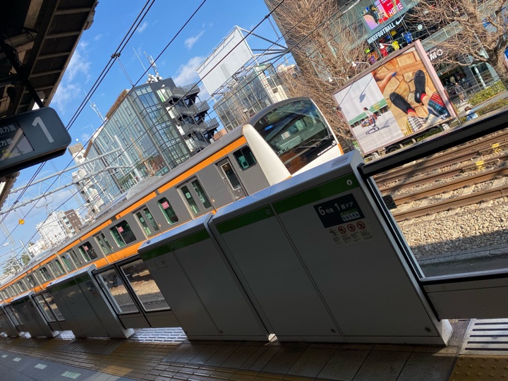 原宿駅を通過する中央線車両