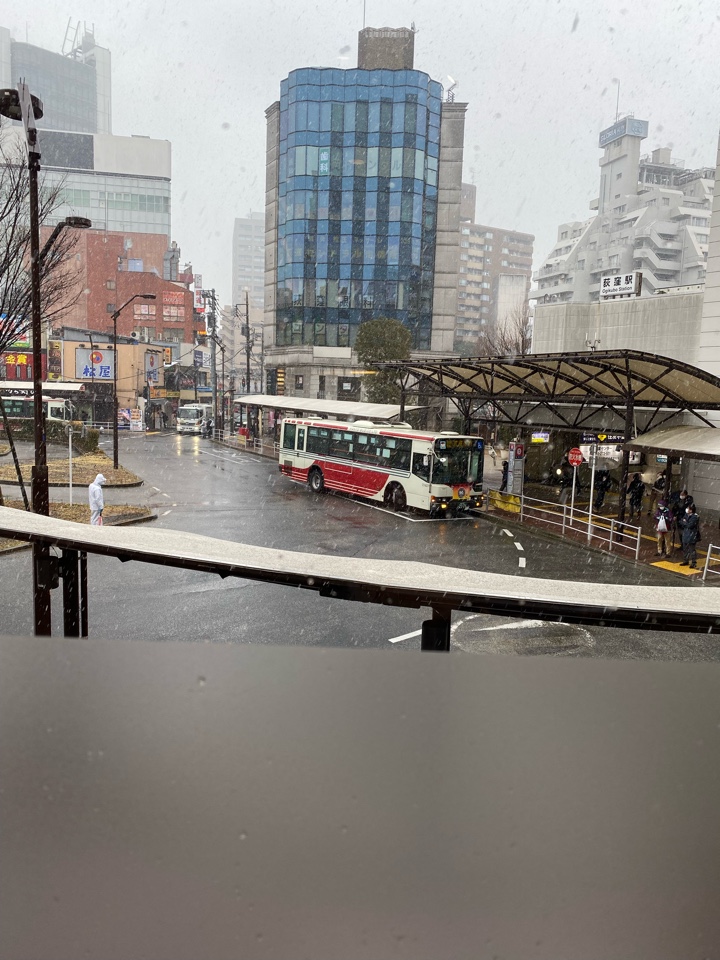 荻窪駅前のドトールから降雪中の荻窪駅前