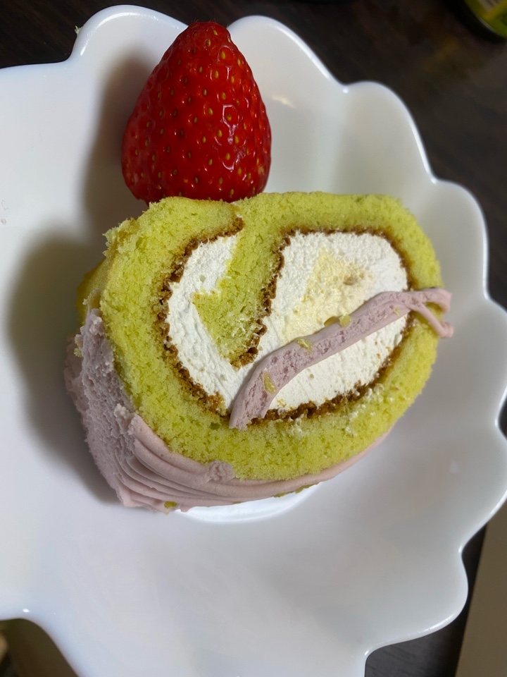 湘南パティスリー　いちごとピスタチオのデコロール