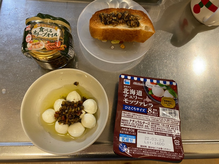 フランスパンにかけたりモッツァレラチーズにかけたり