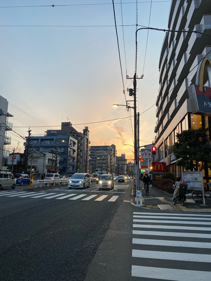 飛行機雲がよく見える夕方