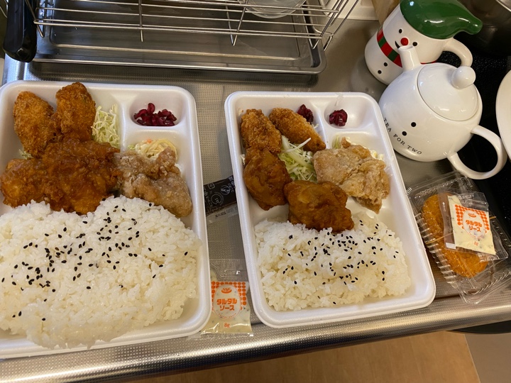 アゲラー本舗 小平茜屋橋店で買って来たカキフライ・鶏唐揚げ弁当