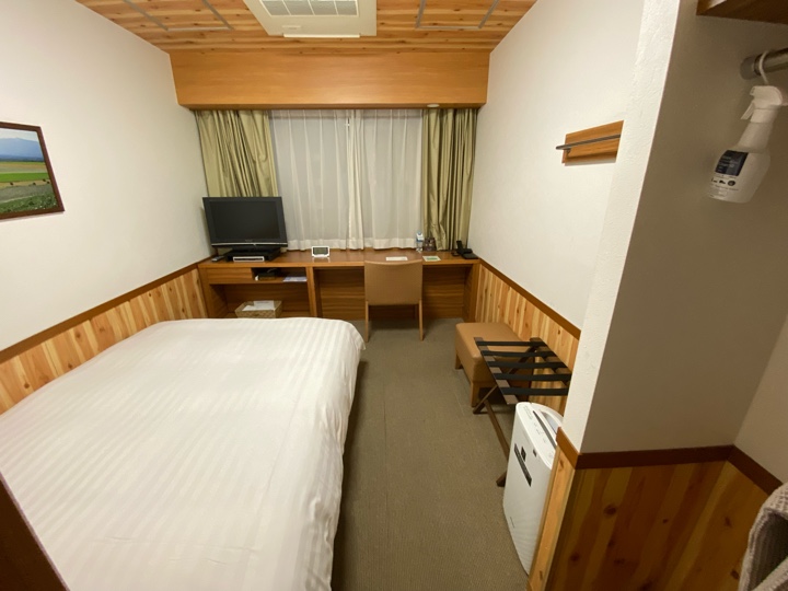 部屋 ベッドと机とテレビ