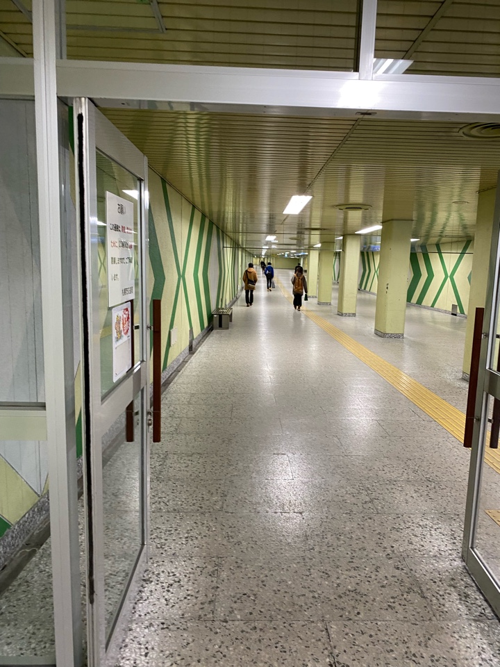 麻布駅の長い通路