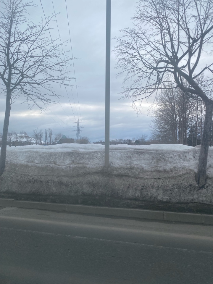 ぱっくり雪が割れたモエレ山とネルフ本部