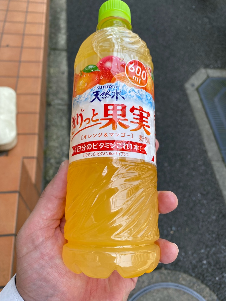 サントリー天然水 きりっと果実 オレンジ&マンゴー(ビタミンC+ビタミンB6+ナイアシン)