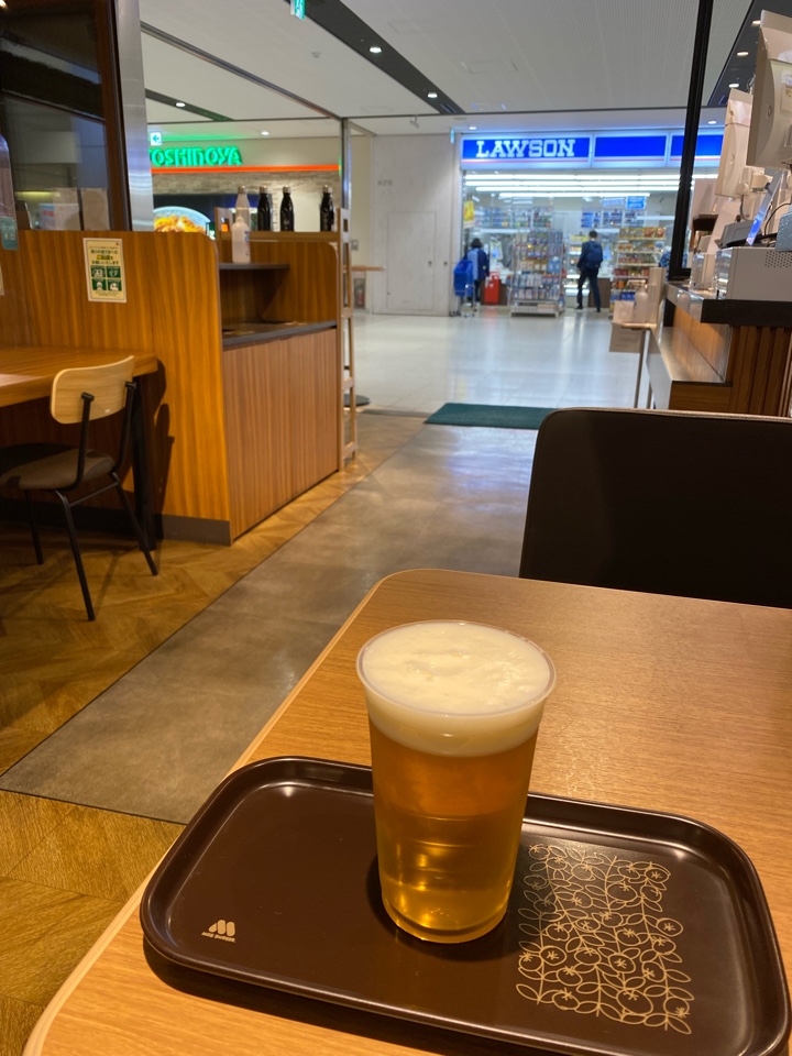 モスバーガー新千歳空港店で生ビール（サッポロクラシック）