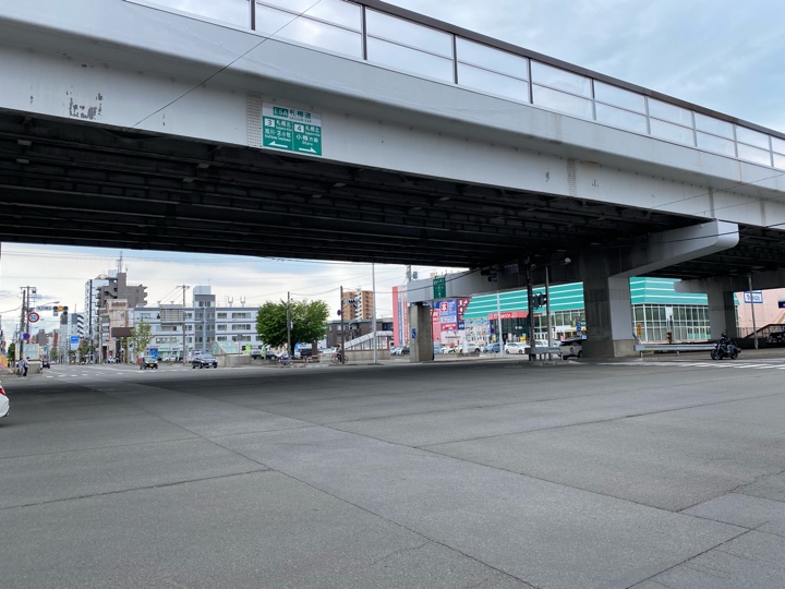 北34条駅近くの新道（ヤマダデンキ テックランド札幌北33条店）