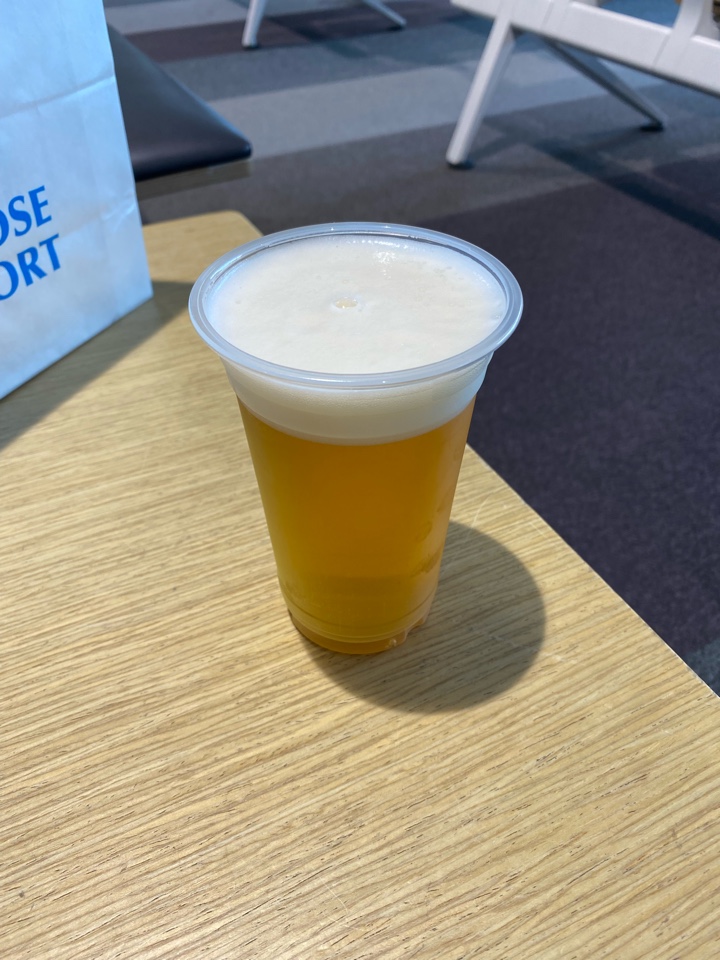 保安検査場抜けたGreen Pocketsで生ビール（サッポロクラシック）