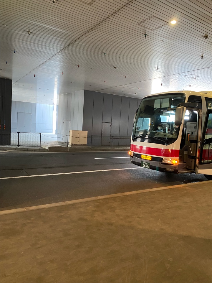 定刻通り、新千歳空港に到着するバス