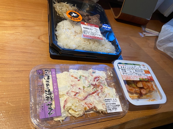 函館発・旬祭工房 カナダほっき貝入り海鮮サラダとセコマ 道産タコの白菜キムチ