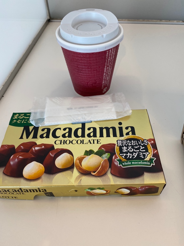 マカデミアナッツチョコレートとコーヒー