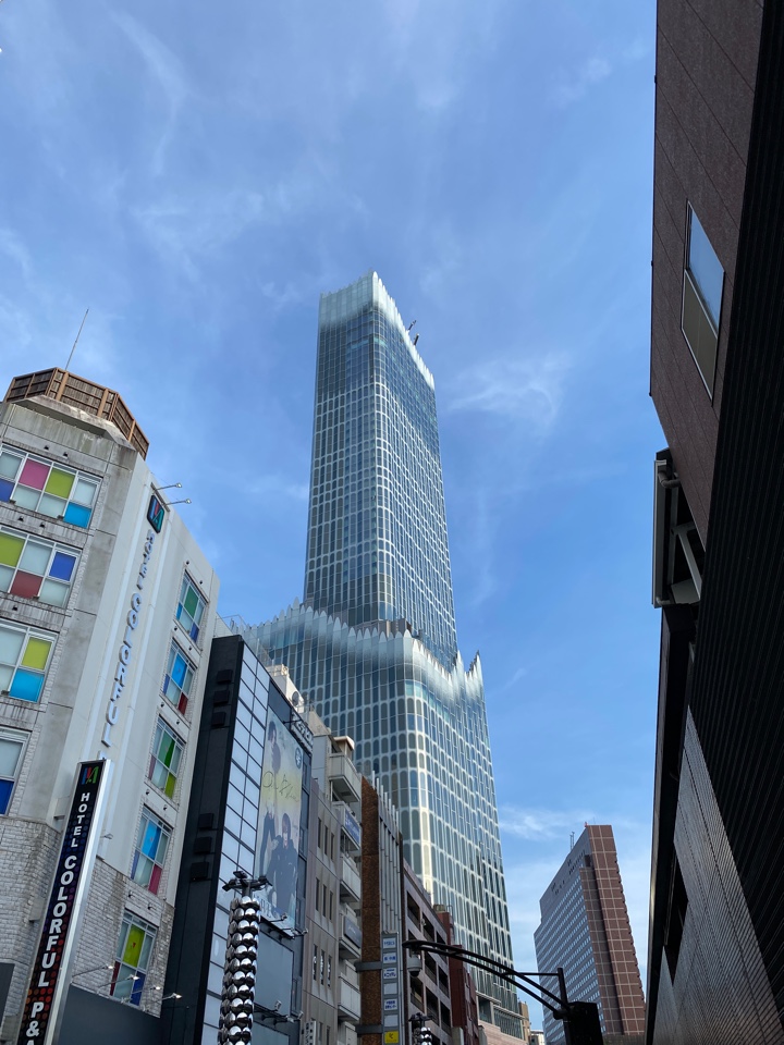 朝、新宿西口から見ていたビルを西武新宿駅近くから眺める