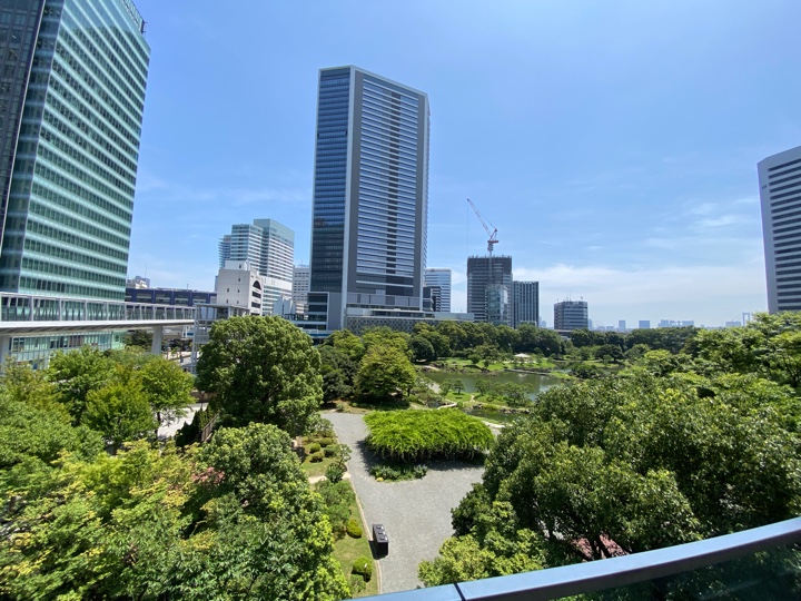 ポートデッキ(浜松町駅近くと東京ポートシティを繋ぐ空中通路)から見た旧芝離宮恩賜庭園