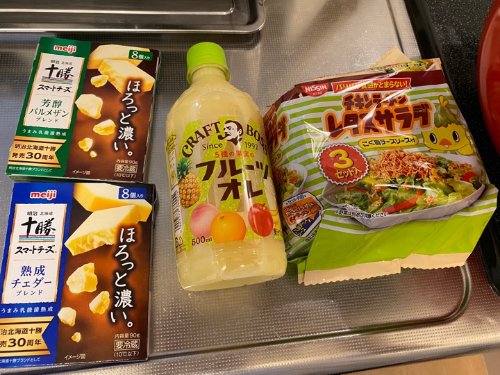 明治 北海道 十勝スマートチーズ 芳醇パルメザンブレンドと熟成チェダーブレンドとCRAFT BOSS(クラフトボス) 5種の果実のフルーツオレ、チキンラーメン レタスサラダ こく旨チーズソース付き