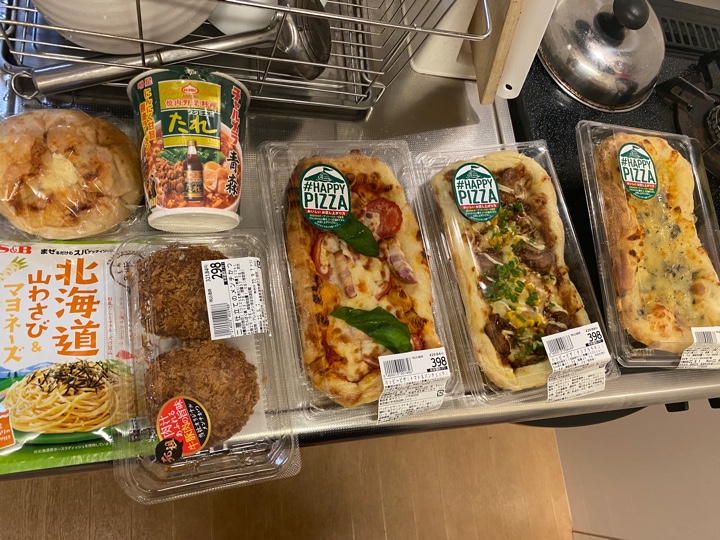 ヤオコーで買ってきた明太子たらもチーズ パン、ハッピーピザ（トマト＆パンチェッタ）、（テリマヨチキン）、（ゴルゴン＆モッツァレラ）