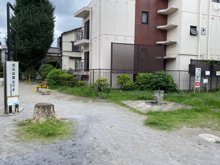 豊島区立高田第二公園 「花火は禁止です」「キャッチボール サッカー等禁止」