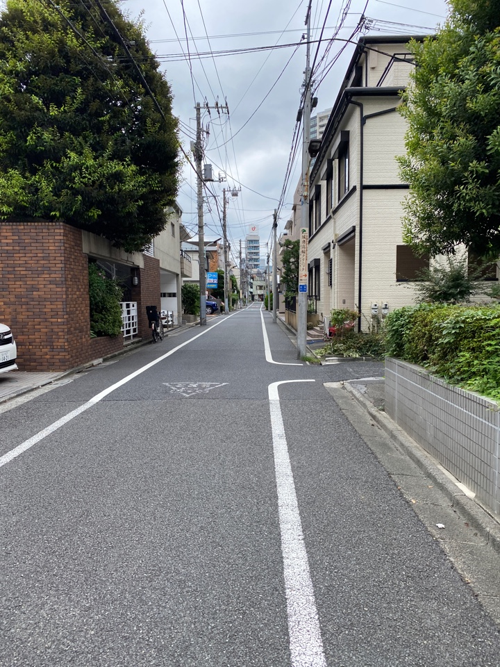 高輪警察署前あたりから高輪台駅方面に向かって歩く。