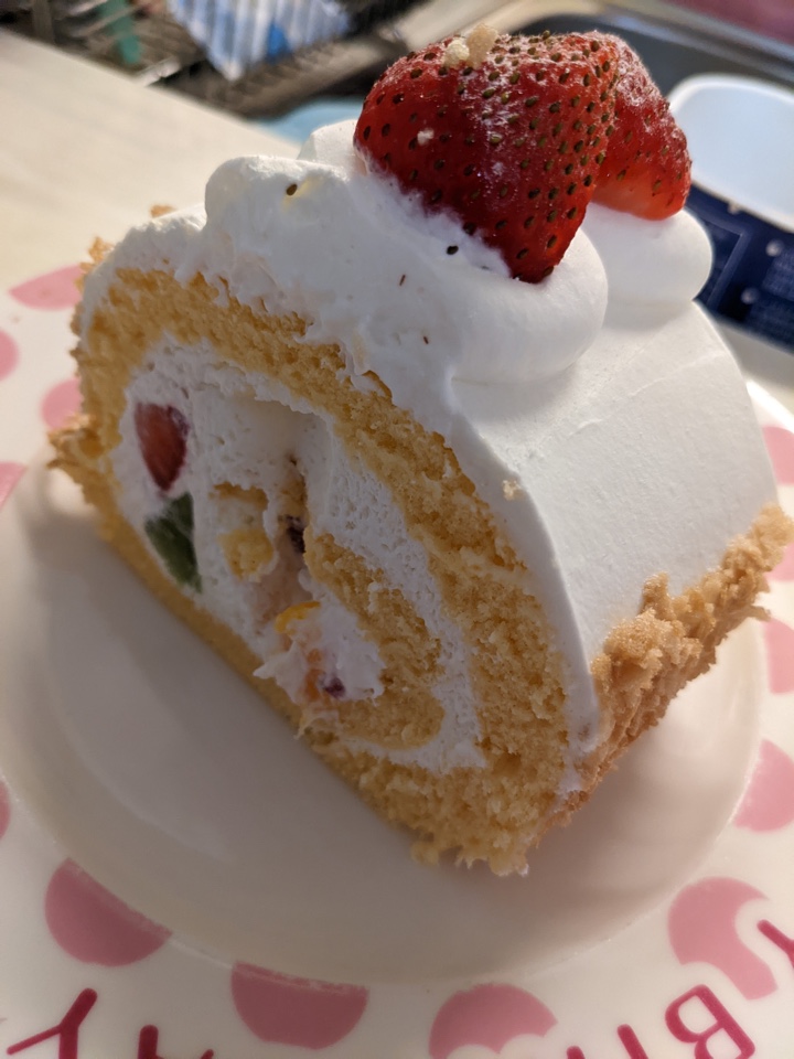 文明堂のフルーツロールケーキ