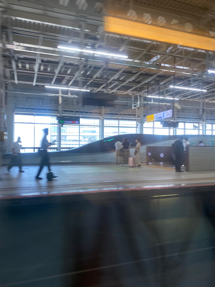 新幹線 仙台駅に試験運転中のALFA-X（アルファエックス）が停車中