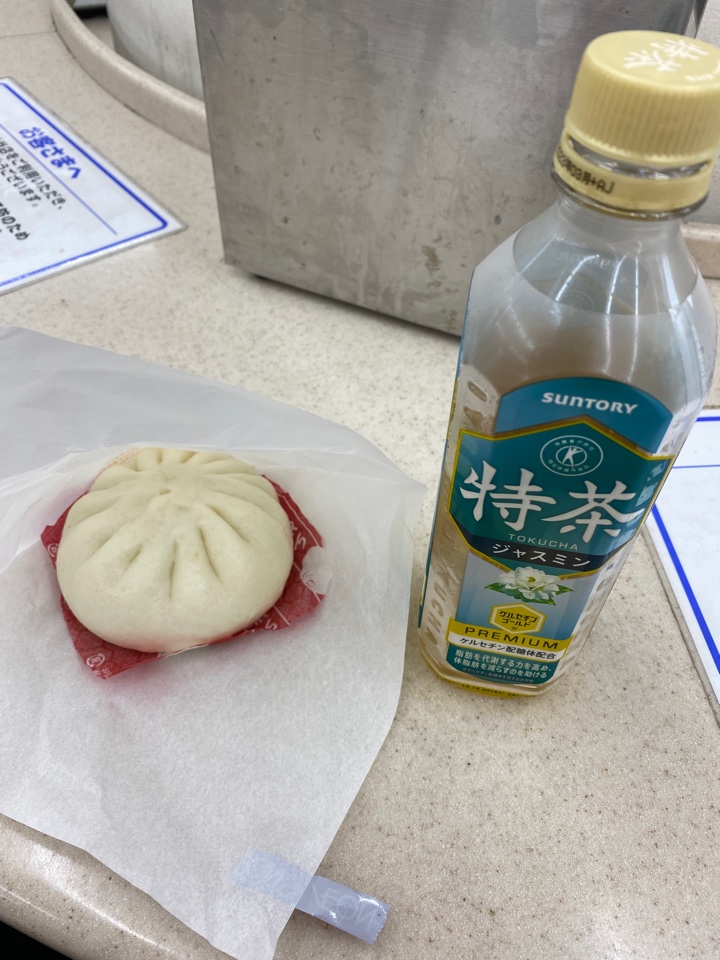ミニストップ 神宮前2丁目店のイートインで肉まんと特茶ジャスミン