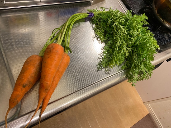 ベンズファームで買ってきた葉っぱ付きの人参(ニンジン)