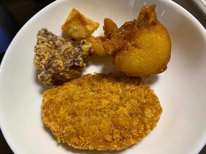 有楽町の北海道どさんこプラザで買ってきたフライドポテト、揚げ芋、ザンギなど