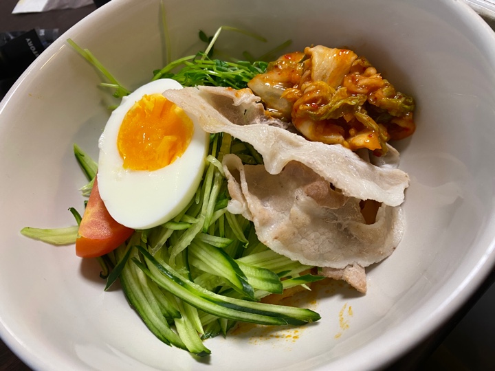 iofoods 絶品蒟蒻麺 熟成コチュジャンの旨辛だれ 蒟蒻ビビン麺と花椒香る濃厚だれ 蒟蒻汁なし担々麺を混ぜたもの