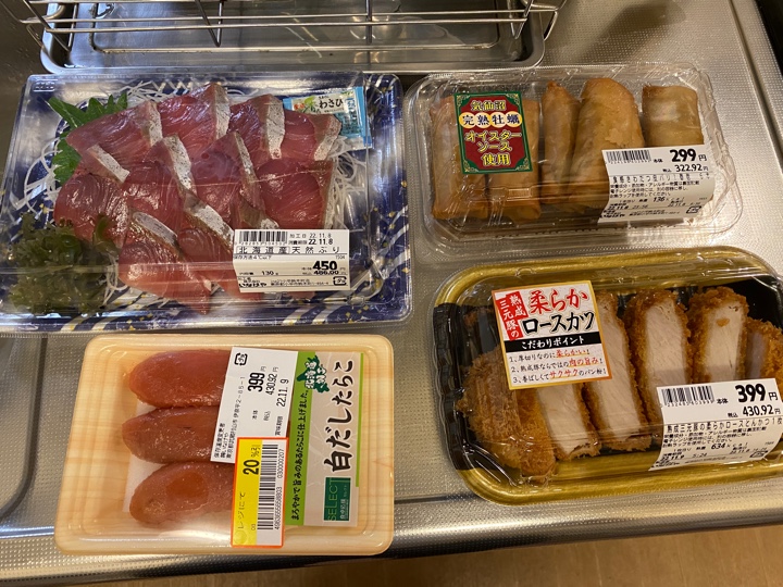 北海道産ぶりの刺身、春巻き、白だしたらこ、とんかつ(ロースカツ)