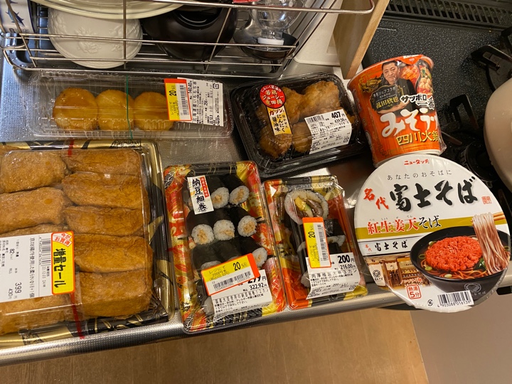 いなげやの惣菜、京のお揚げを使用したやわらかいなり8+1個、北海道産いももち、ガツンと効かせたにんにく醤油味撮り唐揚げ、納豆細巻、肉厚椎茸太巻、その他