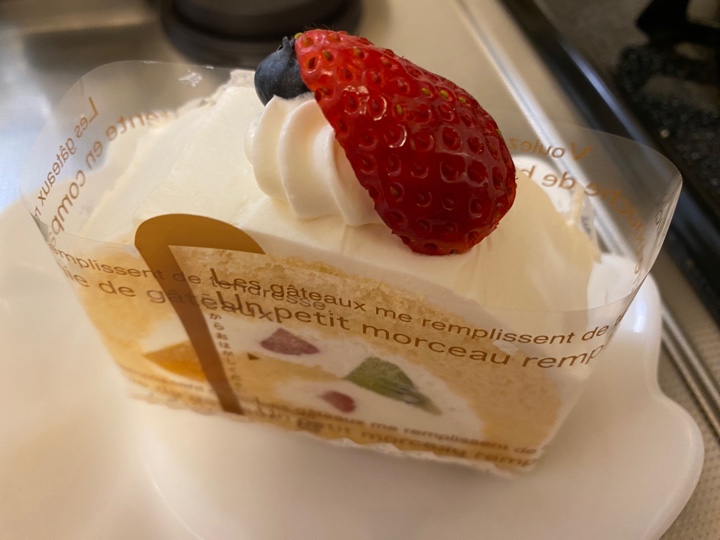 文明堂で買ってきたイチゴとフルーツのショートケーキ