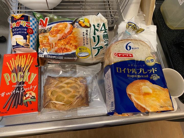 じゃがりこ カマンベール＆ペッパー味（期間限定）、ニチレイ 4種のチーズ ドリア 完熟トマトのチキンライス、ヤマザキ ロイヤルブレッド 山型 6枚、ポッキー、アップルパイ