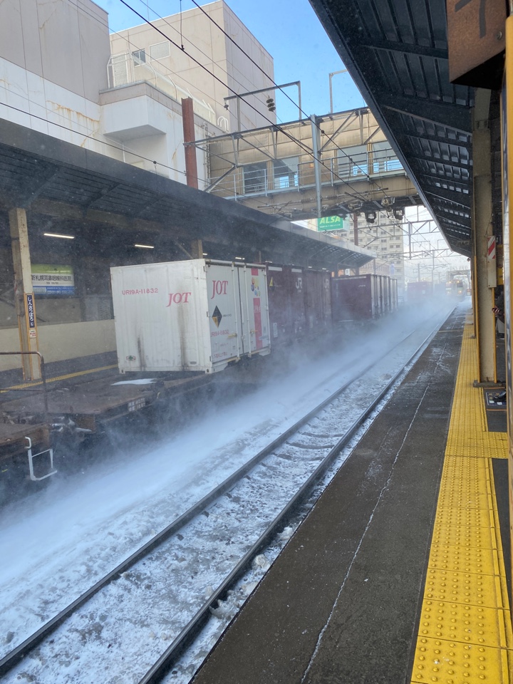 JR北海道 新札幌駅ホームで貨物車通過で地吹雪発生
