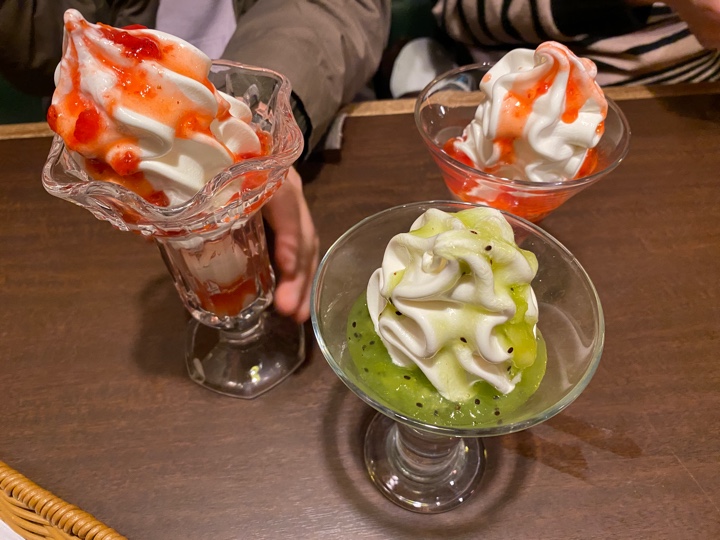 北海道ソフトクリームキウイソースとイチゴソース