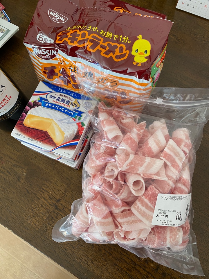 西友でチキンラーメン 5食パック 368円（税抜き）、雪印北海道100 カマンベールチーズが268円（税抜き）、フランス産豚肉冷凍バラスライス 680円（税抜き）