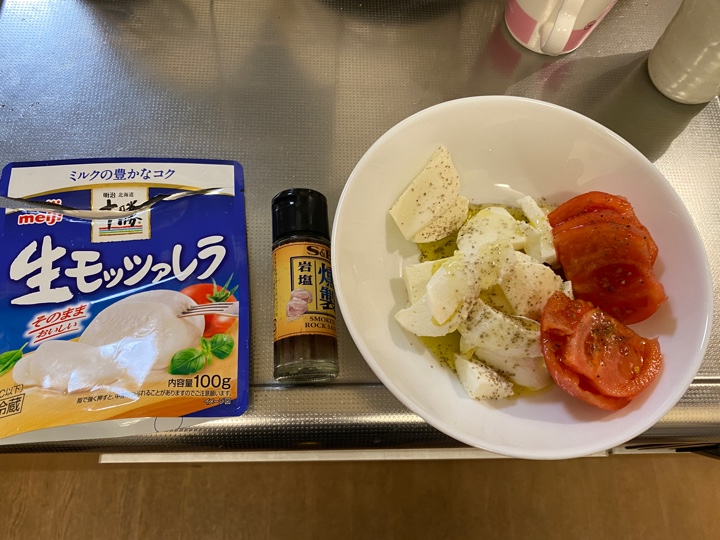 明治 北海道 十勝 生モッツァレラ、燻製岩塩とオリーブオイルでモッツァレラチーズとトマト