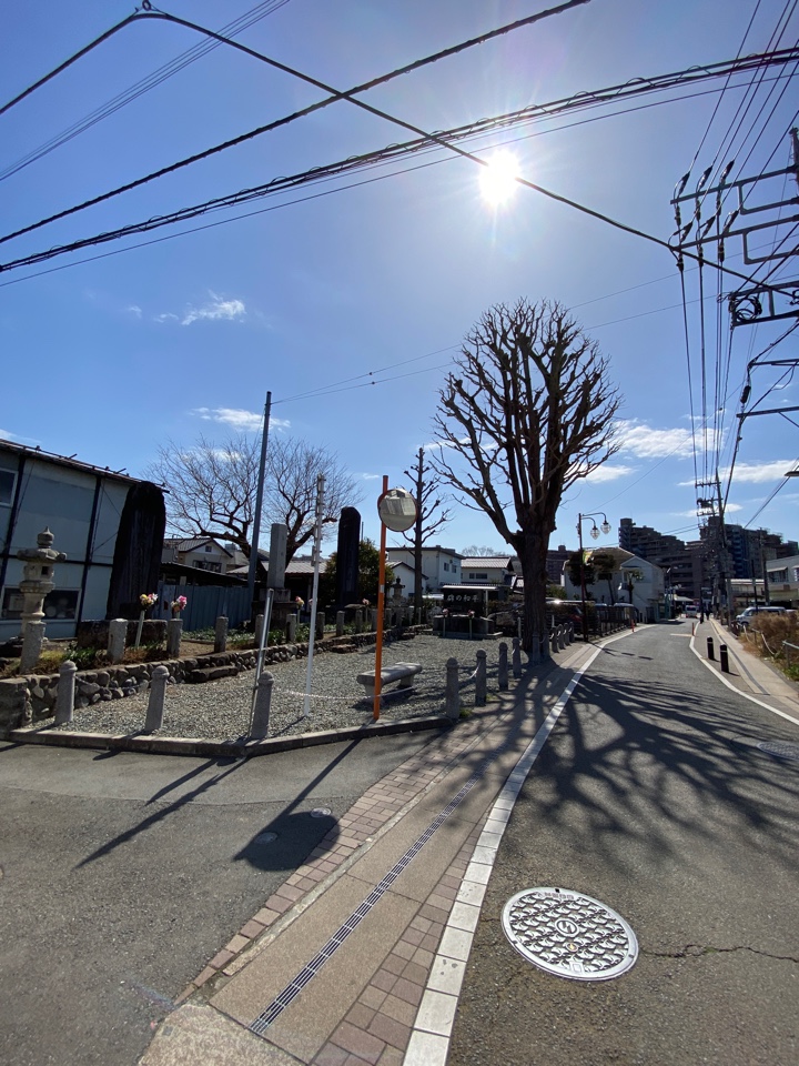 稲城駅への道（平和の碑）