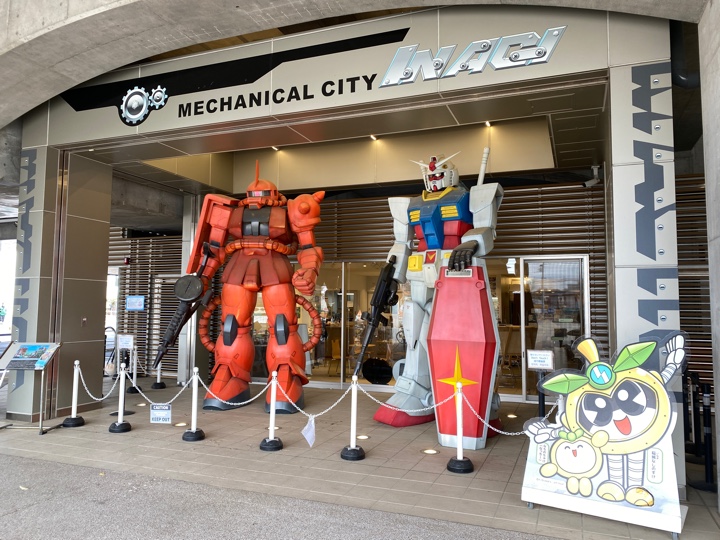 1/5スケールのシャア専用ザクとガンダム