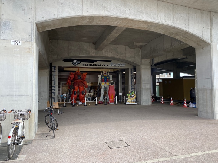 1/5スケールのシャア専用ザクとガンダム