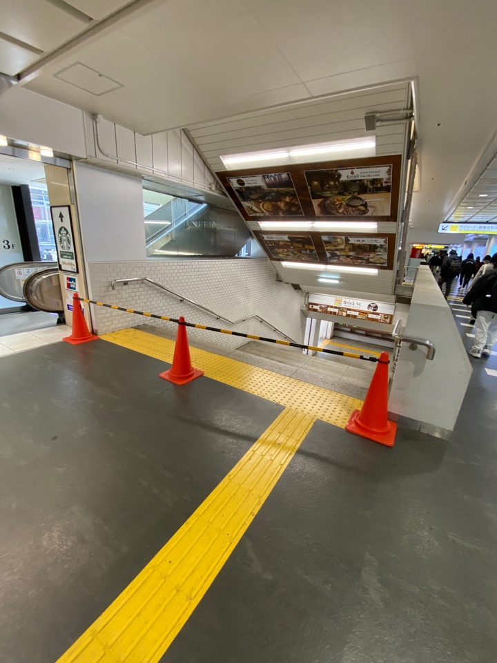 西武新宿駅、サブナードへの階段が一部閉鎖